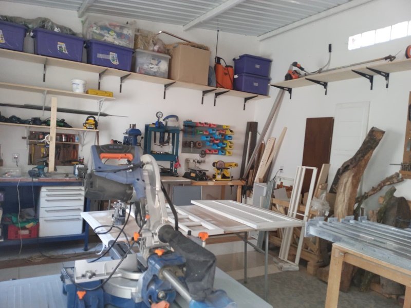 Ampla oficina ou quarto